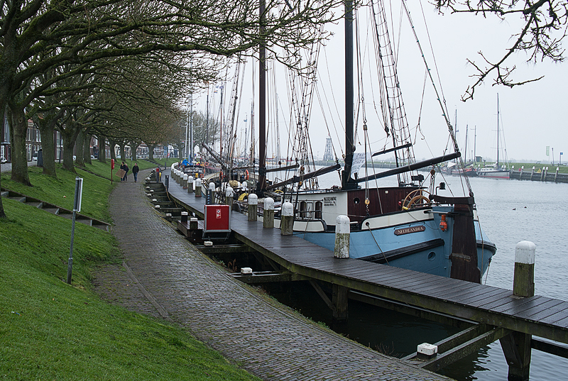 Holland 03 - 201520150328_03284089 als Smartobjekt-1 Kopie.jpg - Weiterfahrt nach Enkhuizen - Im Hafen liegen alte Segelschiffe. Schade das uns das Wetter geärgert hat , gerade mal 9 Grad und windig war es auch noch. Der Automat zum bezahlen des Stellplatzes im Hafen war sage und schreibe 600 Meter entfernt.